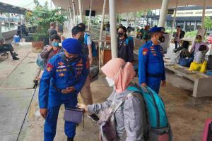 175 Wisatawan Ke Pulau Melalui Dermaga Marina Scan Barcode Peduli Lindungi