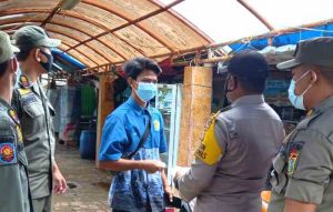 Hari Ini, Polres Kepulauan Seribu Beserta Polsek Jajaran Himbau ProKes dan Bagikan 1.200 Masker Ke Warga Secara Door to Door
