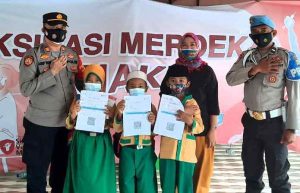 Salut, Kapolsek Kep Seribu Utara Dekap Hangat Anak Peserta Vaksin Yang Takut Jarum Suntik