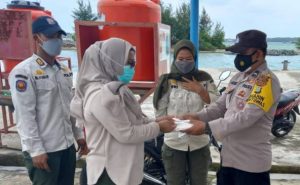 Polres Kepulauan Seribu Himbau ProKes dan Bagikan 1.100 Masker ke Warga di 8 Pulau