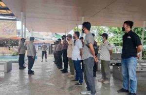 Polres Kepulauan Seribu Wajibkan 106 Wsatawan yang akan Menyeberang ke Pulau melalui Dermaga Keberangkatan Marina Ancol untuk Scan Barcode Aplikasi PeduliLindungi.