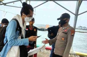Setelah Turun Dari Kapal, 47 Penumpang yang Baru Tiba Di Pulau Pramuka Jalani Scan PeduliLindungi
