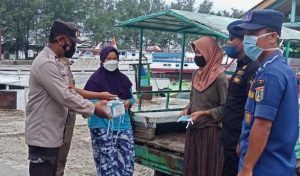 Polres Kep Seribu Terus Menghimbau dengan Gencar ProKes dan Bagikan 1.100 Masker ke Warga Sebagai Upaya Cegah Paparan COVID-19