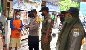 Polres Kep Seribu Terus Menghimbau dengan Gencar ProKes dan Bagikan 1.100 Masker ke Warga Sebagai Upaya Cegah Paparan COVID-19