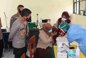 Vaksinasi COVID-19 Serentak Seluruh Indonesia, Kapolres Kep Seribu Tinjau Giat Vaksin Anak di MIN 17 Pulau Tidung