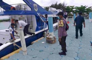 Polsek Kep Seribu Selatan Wajibkan 32 Penumpang Kapal Yang Baru Tiba di Pulau Lancang Scan Peduli Lindungi