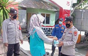 Polres Kep Seribu dan Polsek Jajaran Himbau ProKes dan Bagikan 1.200 Masker Secara Door to Door