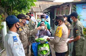 Polres Kep Seribu dan Polsek Jajaran Himbau ProKes dan Bagikan 1.100 Masker Secara Door to Door