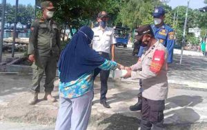 Polsek Kepulauan Seribu Tidak Lelah Himbau ProKes Sembari Membagikan Masker 1.300 Masker Terhadap Warga