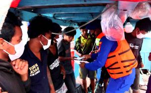 Temui Nelayan, Sat Polairud Polres Kep Seribu Himbau ProKes dan Bagikan Life Jakcet Serta Masker