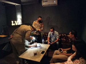 Polsek Metro Kebayoran Baru, Satpol PP Kecamatan Kebayoran Baru dan Tiga Pilar Gelar Patroli untuk Memutus Mata Rantai Covid-19 dan Menghimbau Masyarakat Patuhi Prokes