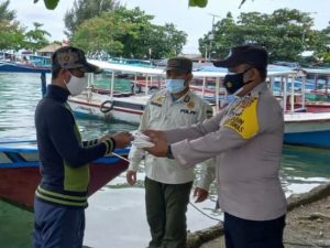 Polres Kep Seribu dan Polsek Jajaran Himbau ProKes dan Bagikan 1.200 Masker Secara Door to Door