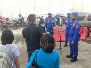 Jaga Laut Bersih, Sat Polairud Polres Kep Seribu Rutin Ambil Sampah Di Laut