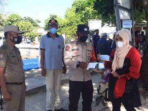 1.000 Masker Dibagikan Polres Kep Seribu ke Warga di Ruang Publik