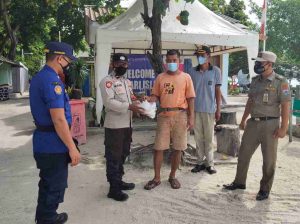 Warga Di Pulau Pemukiman Hari Ini Dapat 1.100 Masker Dari Polres Kepulauan Seribu
