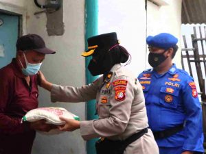 Polres Kep Seribu Bagikan 100 Paket Beras Kepada Warga Terdampak COVID19 Pulau Lancang Yang Sudah Suntik Booster