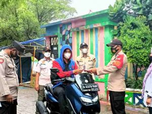 Bagikan 1.200 Masker Ke Warga, Polres Kep Seribu Terus Cegah Sebaran COVID19