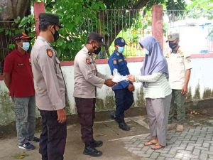 Bagikan 1.100 Masker Ke Warga, Polres Kep Seribu Terus Cegah Sebaran COVID19