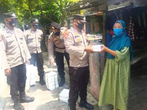 Sambangi Kaum Dhuafa di Pulau Harapan, Polsek Kep Seribu Utara Bagikan Nasi Kotak