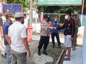 Bagikan 1.100 Masker Ke Warga, Polres Kep Seribu Terus Cegah Sebaran COVID19