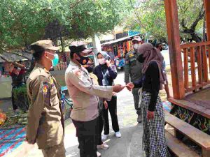 Bagikan 1.000 Masker Ke Warga, Polres Kep Seribu Terus Cegah Sebaran COVID19