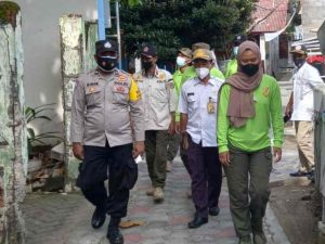Himbauan ProKes Secara Door to Door Disampaikan Para Bhabinkamtibmas Jajaran Polsek Kep Seribu Utara