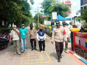 2 Dari 8 Pelanggar ProKes Yang Ditemukan Tim Ops Yustisi Gabungan Polsek Kep Seribu Selatan Disanksi Sosial