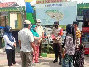 Secara Door to Door, Polres Kep Seribu Bagikan 1.200 Masker Dan Berikan Himbauan ProKes Ke Warga