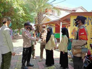 Sampaikan Himbauan ProKes dan Bagikan 1.300 Masker ke Warga, Upaya Polres Kep Seribu Cegah COVID19