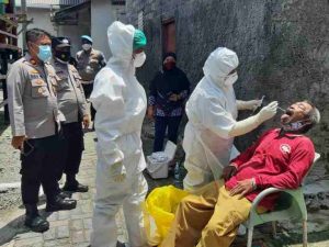 Secara Door to Door, Polsek Kep Seribu Utara Gelar Testing Swab Antigen Ditempat Ke Warga Pulau Kelapa Dua
