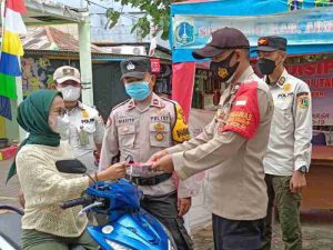 Sampaikan Himbauan ProKes dan Bagikan 1.100 Masker ke Warga, Upaya Polres Kep Seribu Cegah COVID19