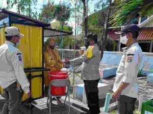 Polres Kep Seribu Terus Himbau ProKes dan Bagikan 1.000 Masker Ke Warga Upaya Cegah COVID19