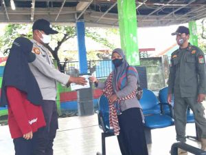 Polres Kep Seribu Terus Himbau ProKes dan Bagikan 1.100 Masker Ke Warga Upaya Cegah COVID19