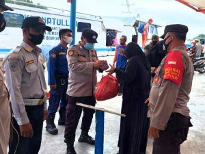 Sampaikan Himbauan ProKes dan Bagikan 1.000 Masker ke Warga, Polres Kep Seribu Terus Cegah COVID19
