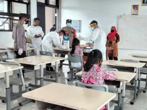 Cegah Sebaran COVID19, Polsek Kep Seribu Utara Bersama Puskesmas Kecamatan Gelar Testing Swab Antigen