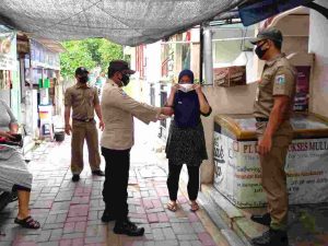 Secara Door to Door, Polres Kep Seribu Bagikan 1.200 Masker Ke Warga dan Ajak Warga Terus Taat ProKes