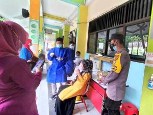 Hambat Sebaran COVID19 Cluster Sekolahan, Polsek Kep Seribu Utara Terus Gelar Testing Swab Antigen di 4 Sekolah