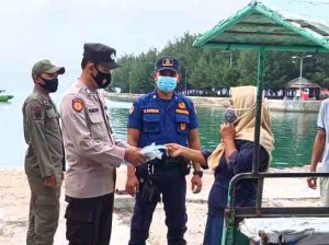 Warga di 8 Pulau Diberikan Himbauan ProKes dan Dibagikan 1.300 Masker Oleh Polres Kep Seribu