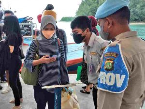 Scan PeduliLindungi dan Terapkan ProKes Diwajibkan kepada 235 Penumpang Kapal Yang Tiba di Kep Seribu Utara