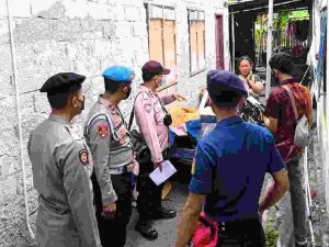 Ingin Warga Tak Terpapar COVID19, Polsek Kep Seribu Selatan Jemput Warga Secara Door to Door Ajak Suntik Vaksin Booster