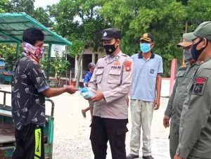 Terus Giatkan Himbauan ProKes dan Bagikan 1.100 Masker, Polres Kep Seribu Cegah Sebaran COVID19