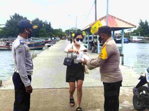 Secara Door to Door, Polres Kep Seribu Bagikan 1.000 Masker Ke Warga dan Ajak Warga Terus Taat ProKes