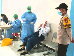 Bersama Nakes Puskesmas Kelurahan, Polsek Kep Seribu Selatan Terus Giatkan Testing Swab Antigen di Sekolahan