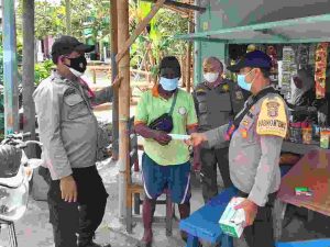 Saat Bagikan 1.200 Masker ke Warga, Polres Kep Seribu Sampaikan Himbauan ProKes