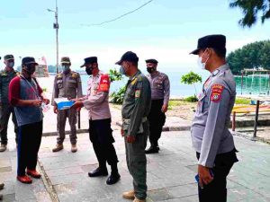 Saat Bagikan 1.100 Masker ke Warga, Polres Kep Seribu Sampaikan Himbauan ProsKes