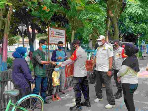 Secara Door to Door, Polres Kep Seribu Datangi Warga Sampaikan Himbauan ProKes dan Bagikan 1.000 Masker