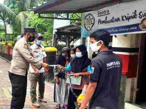 Polres Kep Seribu Datangi Warga Secara Door to Door Sampaikan Himbauan ProKes dan Bagikan 1.300 Masker