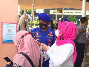 Di Dermaga Marina Ancol, 94 Wisatawan Scan PeduliLindungi Sebelum Berangkat ke Pulau Seribu