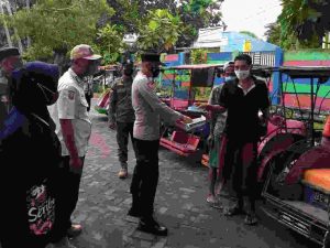 Tekan Sebaran COVID19, Polres Kep Seribu Terus Bagikan 1.100 Masker ke Warga dan Sampaikan Himbauan ProKes