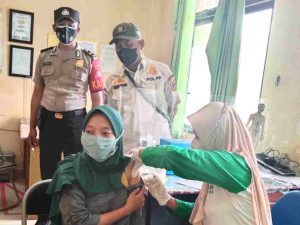 Polsek Kep Seribu Utara Bersama Puskesmas Setempat Gelar Vaksinasi Dosis 3 di Pulau Kelapa